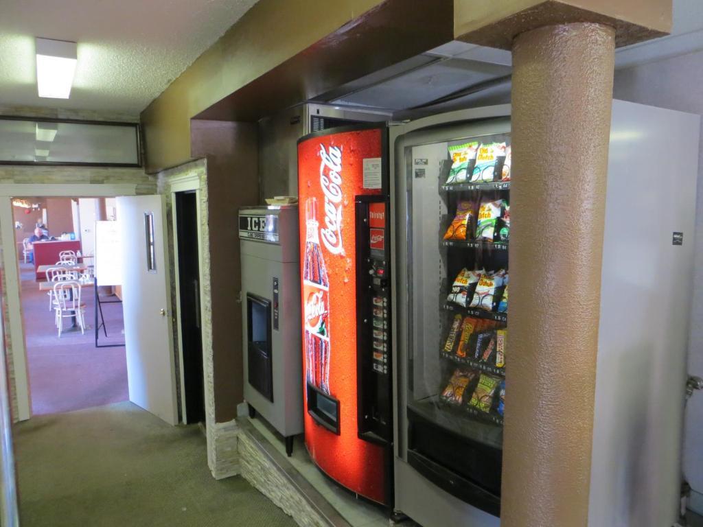 Super 8 By Wyndham Red Deer Hotel Exterior foto